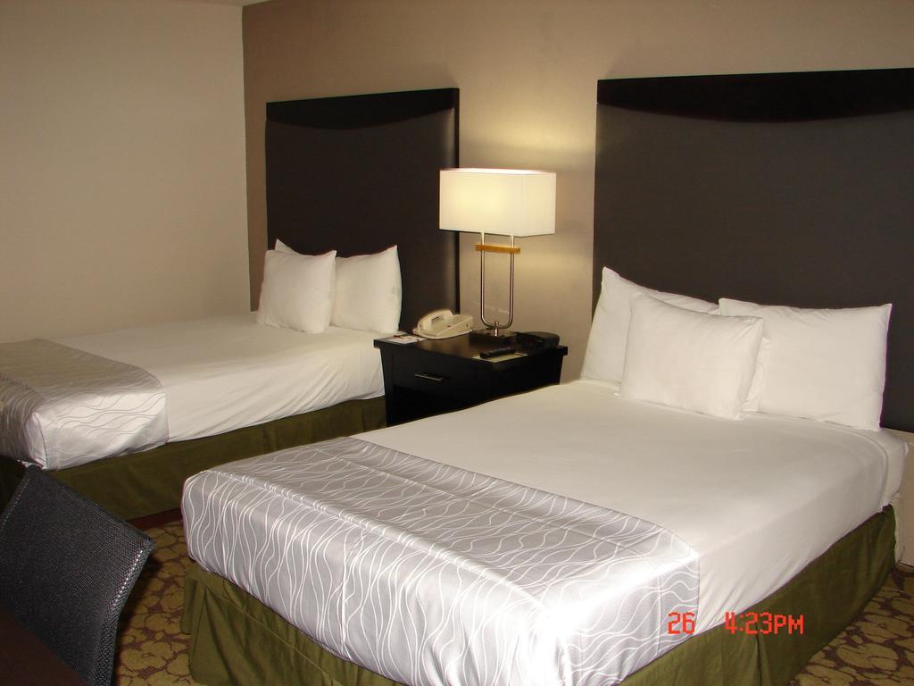 Ramada Plaza By Wyndham Charlotte South End Airport Hotel Bagian luar foto