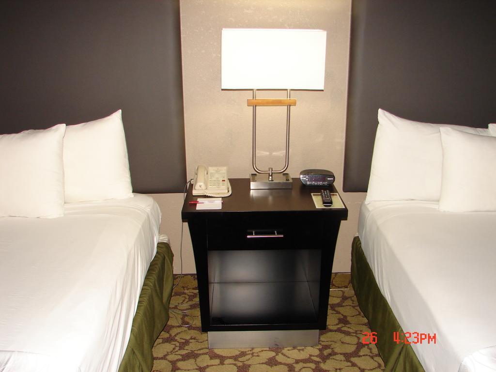 Ramada Plaza By Wyndham Charlotte South End Airport Hotel Bagian luar foto